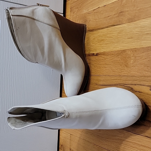 Jennifer Lopez Cream Wedge Bootie size 7.5 medium (light use) - Picture 4 of 8